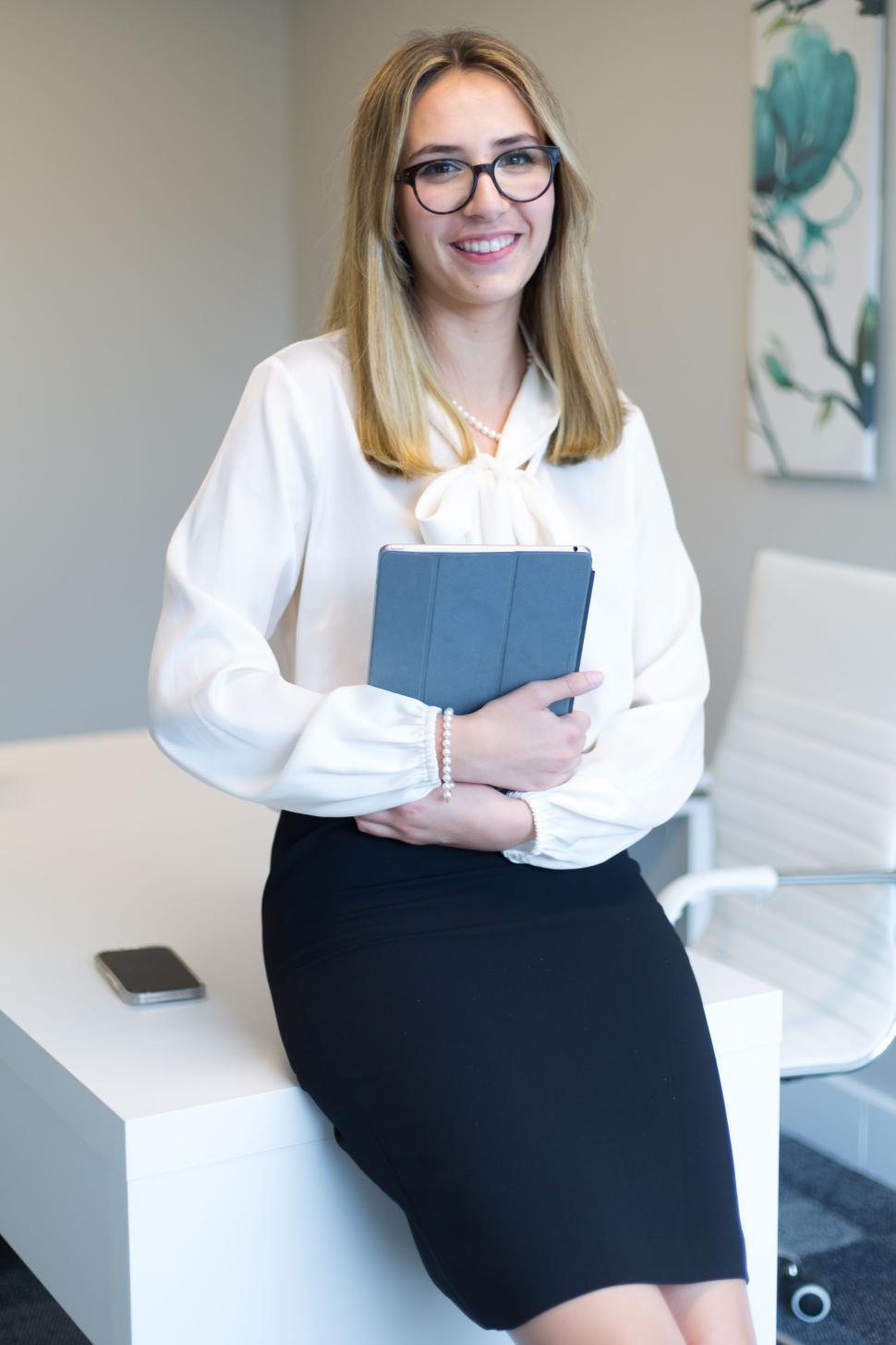Empresária utilizando tablet para abrir empresa online com a DexCont